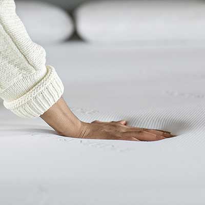 Tuft-&-Needle-mattress---touching-the-mattress